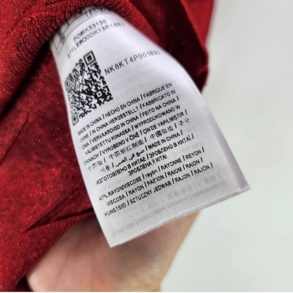 Elegant Red Shimmery Bodycon Dress - Picture 12 of 15